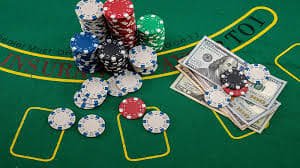 Meja blackjack langsung dengan dealer profesional bunga toto dari studio multi-kamera